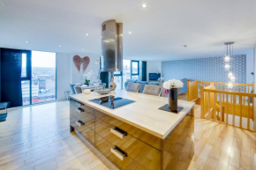 Spacious 3-Bed Penthouse with City Sky Line Views